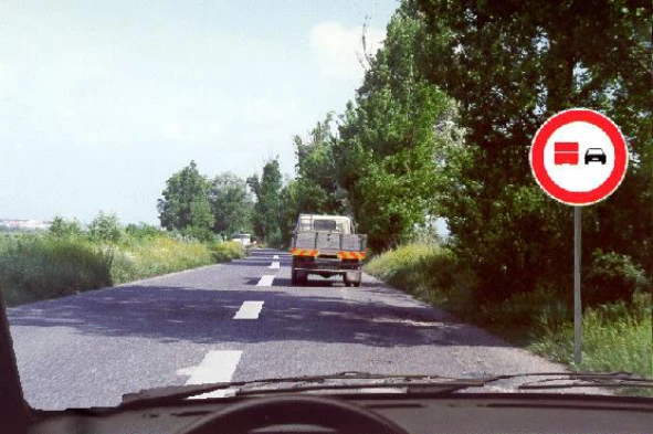 O sinal vertical, não proíbe a ultrapassagem aos condutores de: — pergunta R5Q0250 do exame de código IMT