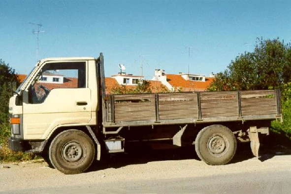 Os automóveis destinados ao transporte de mercadorias, cujo peso bruto não exceda 3500 Kg, designam-se por: — pergunta R5Q0251 do exame de código IMT