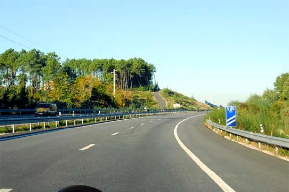 Qual dos seguintes veículos não pode exceder a velocidade de 90 Km/h ao circular nesta via pública? — pergunta R5Q0265 do exame de código IMT