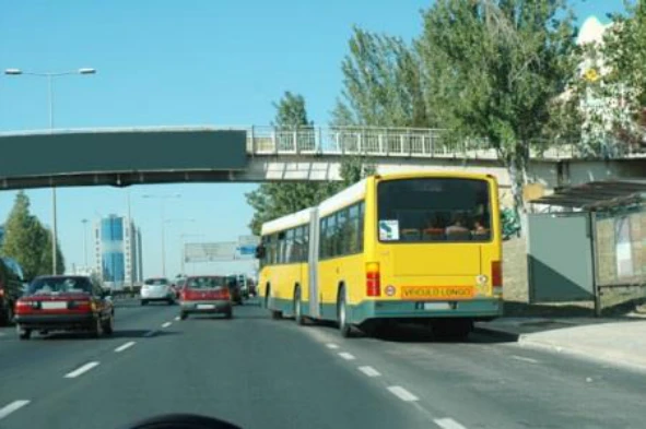 Nesta localidade, como devo proceder face ao veículo de transporte colectivo de passageiros que retoma a sua marcha à saída do respectivo local de paragem? — pergunta R5Q0273 do exame de código IMT