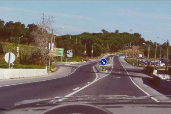 No entroncamento pretendo mudar de direcção para a esquerda. Devo sinalizar a manobra com a devida antecedência e: — pergunta R5Q0279 do exame de código IMT