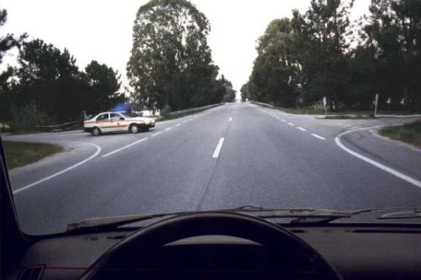 O que deve fazer o condutor do veículo da polícia? — pergunta R5Q0308 do exame de código IMT
