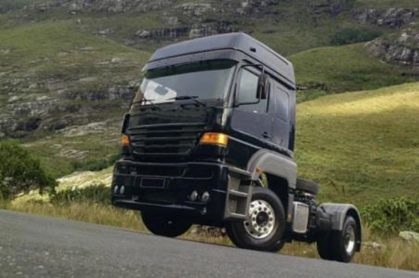 Quando um veículo descreve uma curva e a luz de aviso da lubrificação do motor acende, a causa pode ser: — pergunta R5Q0320 do exame de código IMT