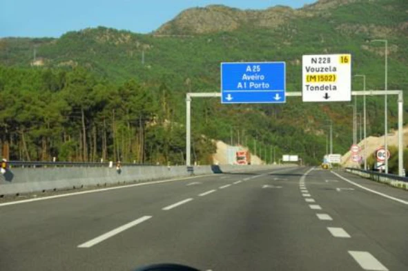 Tendo em conta as marcas rodoviárias inscritas no pavimento, se mudar para a via de trânsito à minha direita devo seguir a direcção: — pergunta R5Q0323 do exame de código IMT