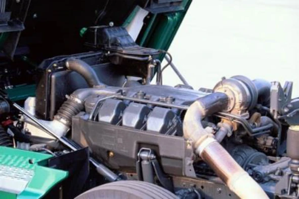 Se no cárter do motor se verificar a presença de água, a causa pode ser: — pergunta R5Q0338 do exame de código IMT