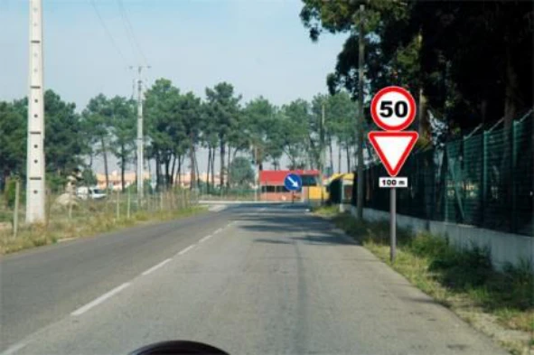 Como devo proceder perante o sinal vertical de cedência de passagem? — pergunta R5Q0351 do exame de código IMT
