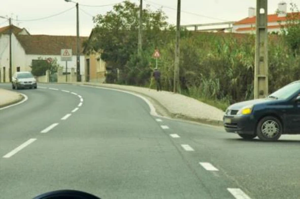 O condutor que se apresenta à minha direita encontrou o sinal ´STOP´. Como devo proceder nesta situação? — pergunta R5Q0353 do exame de código IMT