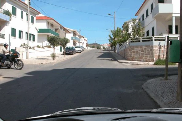 Nesta situação, o que deve fazer o condutor do motociclo? — pergunta R5Q0381 do exame de código IMT