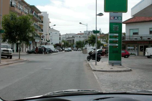 O condutor do motociclo deve: — pergunta R5Q0382 do exame de código IMT