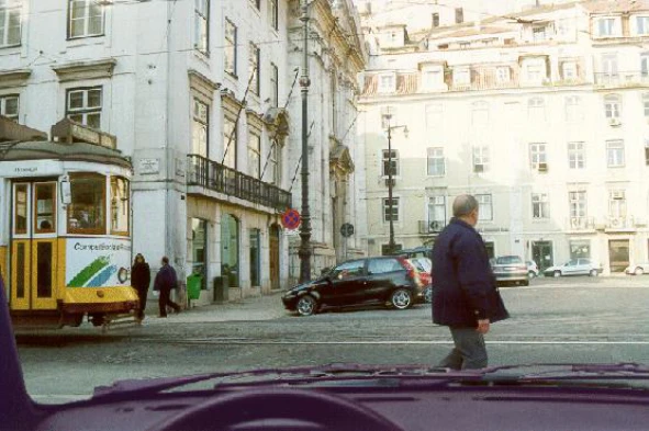 Devo ceder a passagem ao eléctrico, e só depois poderei avançar. — pergunta R5Q0392 do exame de código IMT