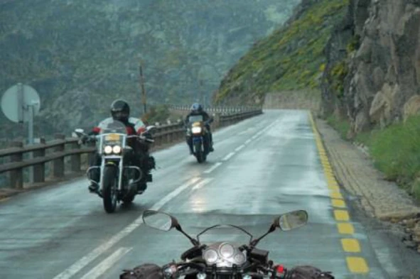 A condução de motociclos pode ser mais perigosa do que a condução de automóveis porque: — pergunta R6Q0007 do exame de código IMT