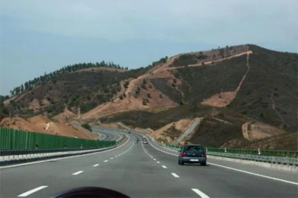 Regra geral, numa auto-estrada devo: — pergunta R6Q0032 do exame de código IMT