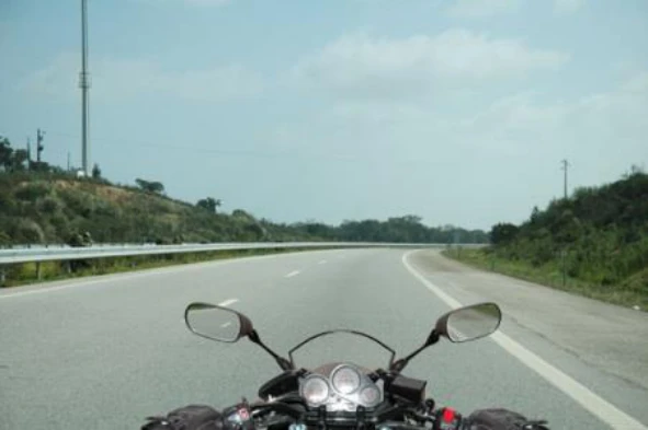 Quando um motociclista circula numa via reservada a automóveis e motociclos, deve: — pergunta R6Q0036 do exame de código IMT