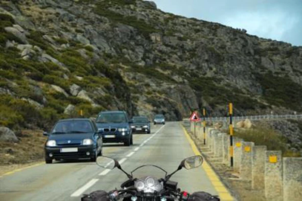 Se pretender transportar bagagem no motociclo, o condutor deve: — pergunta R6Q0045 do exame de código IMT