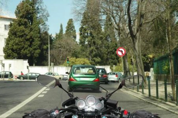 Dentro de uma localidade, e durante o dia, os motociclos devem circular: — pergunta R6Q0055 do exame de código IMT