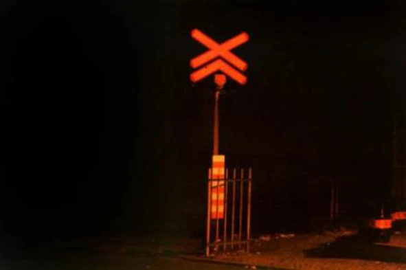Este sinal vertical indica-me o local exacto de uma passagem de nível: — pergunta R6Q0057 do exame de código IMT