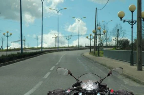 O nível de óleo dos motores dos motociclos deve ser verificado: — pergunta R6Q0064 do exame de código IMT
