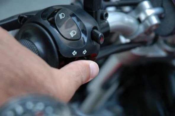 A posição das mãos no guiador do motociclo deve permitir o accionamento de todos os comandos e interruptores: — pergunta R6Q0068 do exame de código IMT