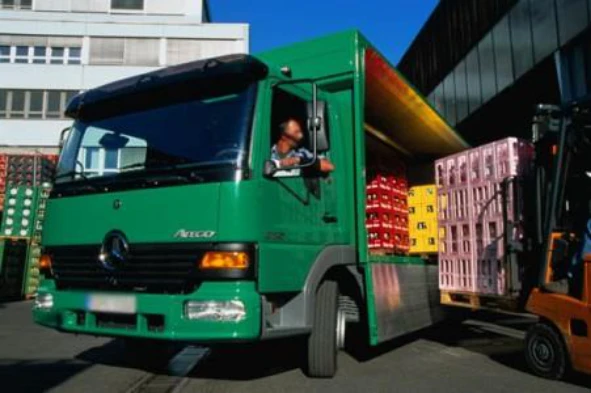No transporte de mercadorias em automóveis pesados, se a carga for concentrada no lado esquerdo da respectiva caixa de carga, pode: — pergunta R6Q0078 do exame de código IMT