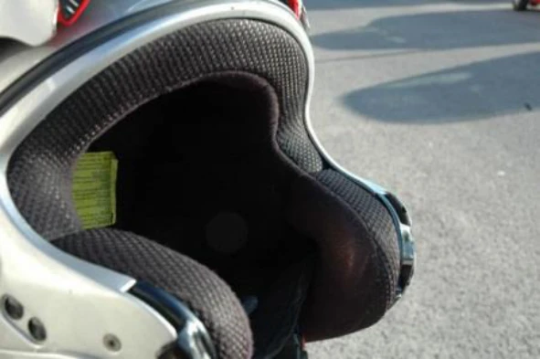 No sentido de garantir adequados níveis de segurança, a calota ou casco exterior de um capacete deve, preferencialmente: — pergunta R6Q0092 do exame de código IMT