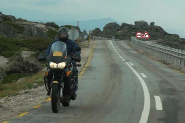 Num motociclo moderno a velocidade instantânea é dada pelo: — pergunta R6Q0093 do exame de código IMT