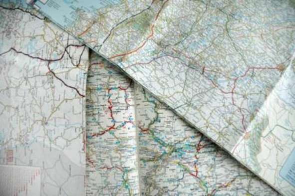 A consulta de um mapa de estradas pelo condutor e com o veículo em movimento: — pergunta R6Q0106 do exame de código IMT