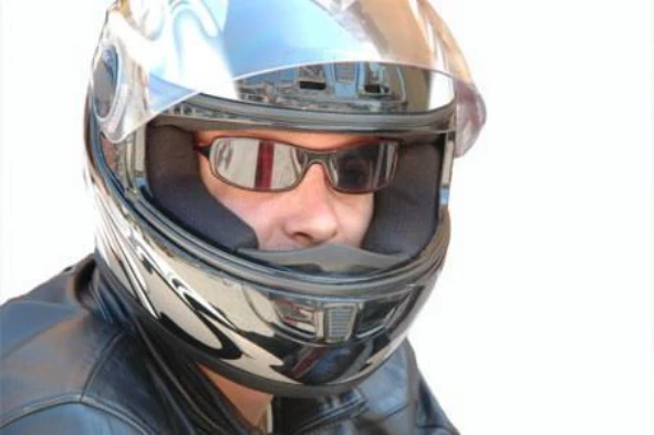 O condutor de um motociclo sabe qual o tamanho certo de um capacete de protecção se: — pergunta R6Q0117 do exame de código IMT