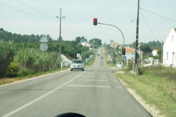 Com que idade as crianças com altura inferior a 135 cm, podem ser transportadas em automóvel com um sistema de retenção homologada e adaptado ao seu tamanho e peso? — pergunta R6Q0118 do exame de código IMT