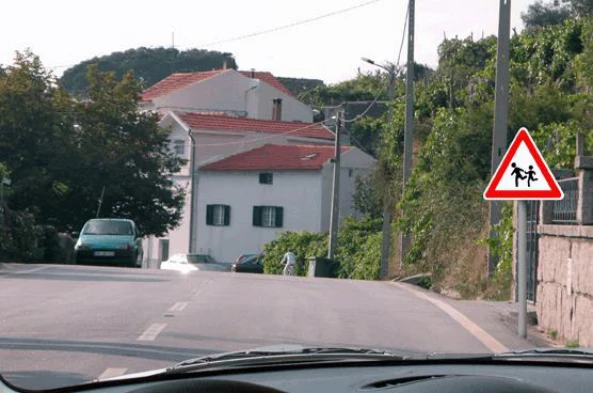O sinal de perigo significa: — pergunta R6Q0119 do exame de código IMT