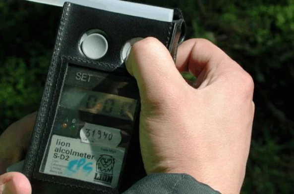 A condução com uma taxa de álcool, igual ou superior a 0,8 g/l, é considerada: — pergunta R6Q0121 do exame de código IMT