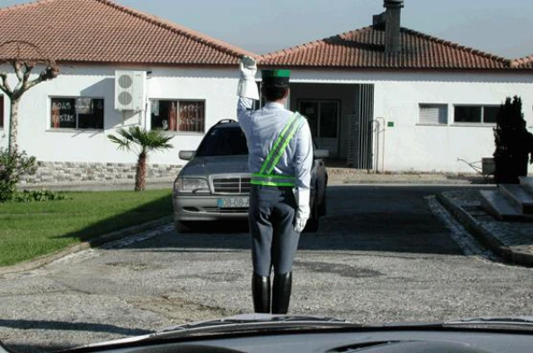 Neste momento o agente manda avançar, o trânsito que vem: — pergunta R6Q0145 do exame de código IMT