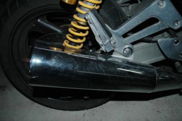 A suspensão de um motociclo tem por principal objectivo: — pergunta R6Q0155 do exame de código IMT
