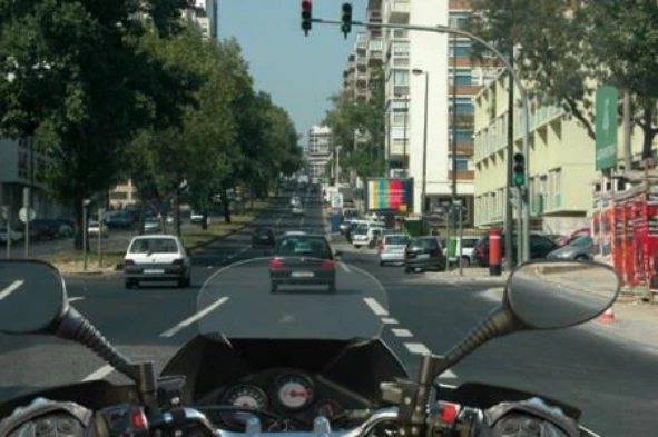 Os condutores de uma forma geral, dentro das localidades e aglomerados urbanos, devem: — pergunta R6Q0156 do exame de código IMT