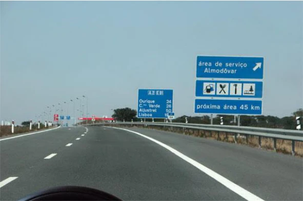 Devo saber que os dois sinais verticais de fundo azul existentes na via, são: — pergunta R6Q0161 do exame de código IMT
