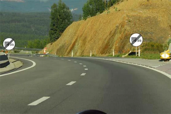 Neste local, os automóveis pesados estão proibidos de ultrapassar: — pergunta R6Q0200 do exame de código IMT