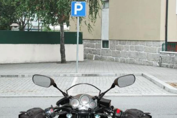 Sempre que parar o motociclo e o colocar no descanso lateral, o condutor deve: — pergunta R6Q0219 do exame de código IMT