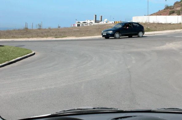 Neste local, o automóvel ligeiro: — pergunta R6Q0226 do exame de código IMT