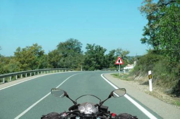 Se o motociclo estiver provido de uma estrutura rígida de protecção, o condutor: — pergunta R6Q0250 do exame de código IMT