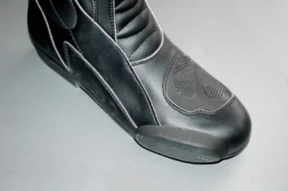 Na condução de um motociclo, as botas a utilizar: — pergunta R6Q0252 do exame de código IMT