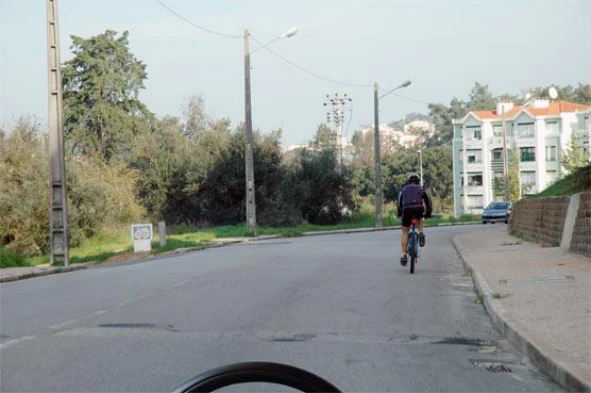 Os condutores de velocípedes com motor: — pergunta R6Q0254 do exame de código IMT