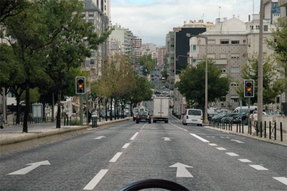 Como devo proceder perante a luz amarela não intermitente? — pergunta R6Q0256 do exame de código IMT