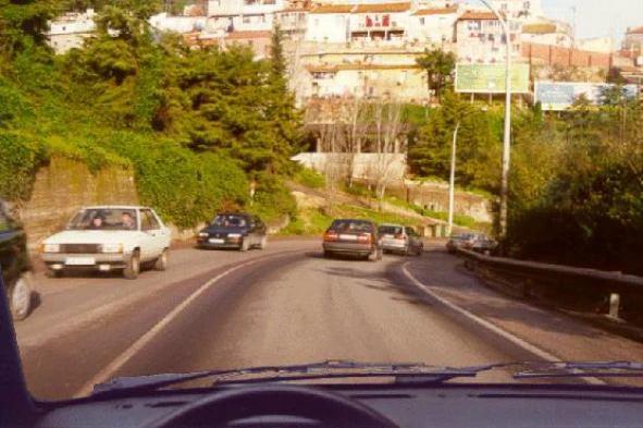 A curta distância existente entre os veículos que circulam à minha frente, é indicadora que: — pergunta R6Q0272 do exame de código IMT