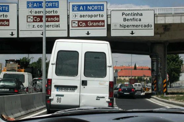 Para seguir em direcção à auto-estrada do norte: — pergunta R6Q0273 do exame de código IMT