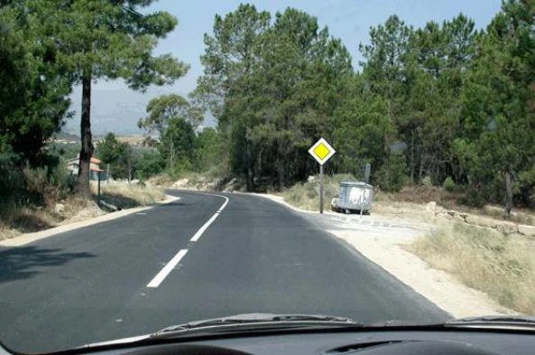 O sinal indica que na próxima intersecção: — pergunta R6Q0282 do exame de código IMT
