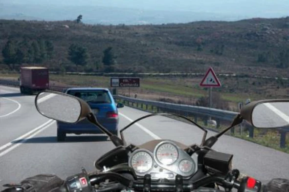 Na condução de um motociclo de duas rodas em situação de vento: — pergunta R6Q0285 do exame de código IMT