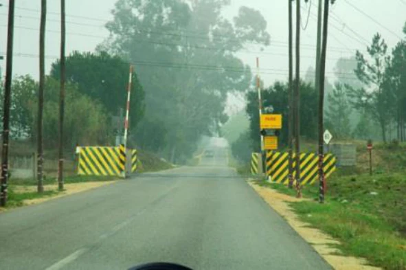 Como devo proceder se deixar cair carga na passagem de nível? — pergunta R6Q0289 do exame de código IMT