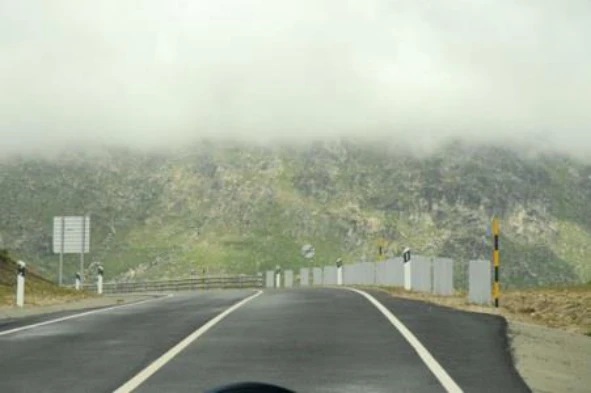 Como devo proceder se tiver de reduzir subitamente a velocidade do meu veículo por causa do nevoeiro? — pergunta R6Q0296 do exame de código IMT