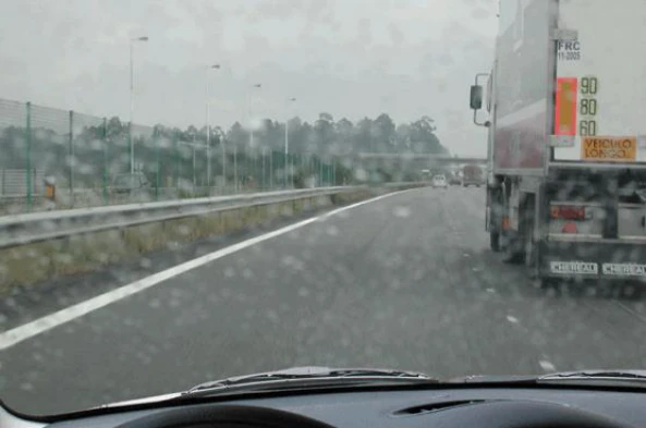 Quando chove, a aderência ao piso: — pergunta R6Q0309 do exame de código IMT