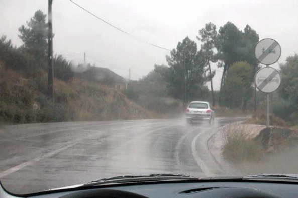 Ao diminuir a velocidade a distância de paragem: — pergunta R6Q0310 do exame de código IMT