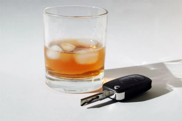 Qual a principal consequência da visão em túnel, resultante da ingestão de bebidas alcoólicas? — pergunta R6Q0313 do exame de código IMT